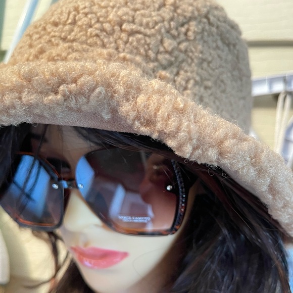 VIRGINIA WOLF Sherpa Reversible Bucket Hat In Tan main image 4